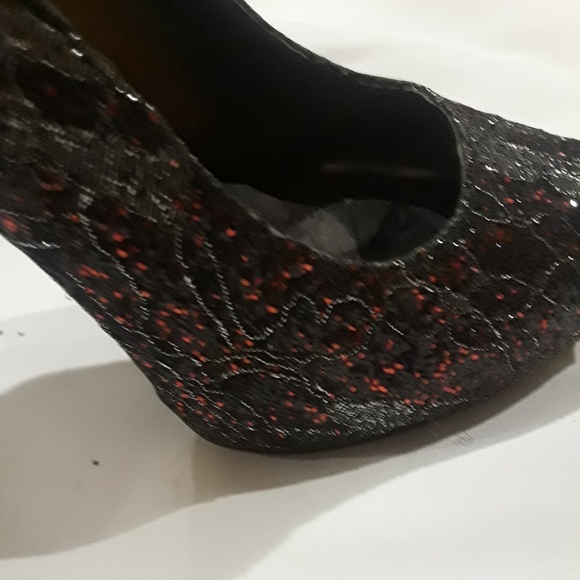 Red, black and silver stilettos - Picture 3 of 4